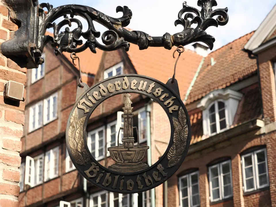 Historisches niedersächsisches Bibliotheksschild in Hamburg, das traditionelle Architektur und Gestaltung präsentiert.
